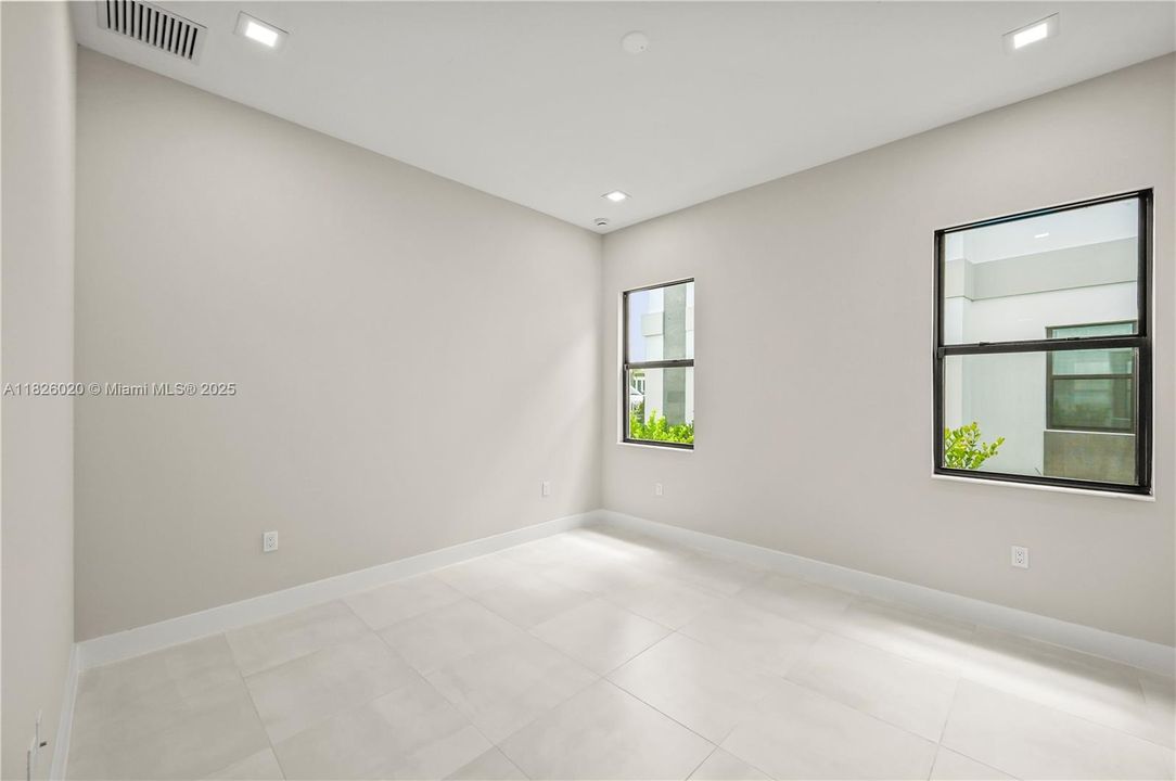 Recently Rented: $6,900 (5 beds, 5 baths, 3656 Square Feet)