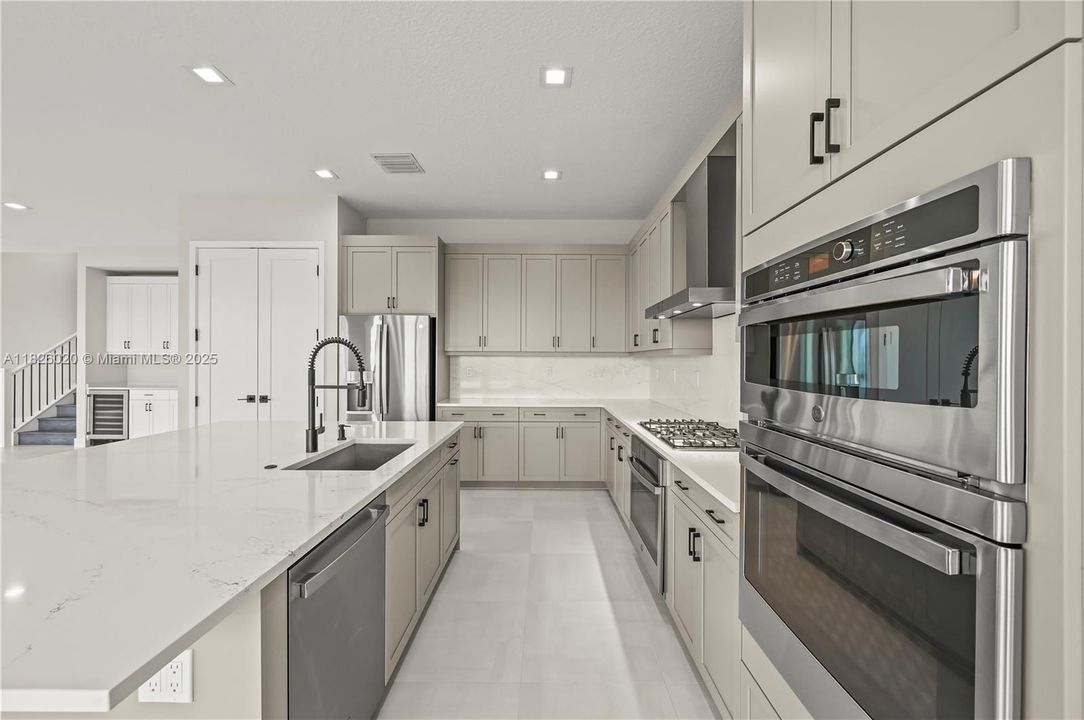 Recently Rented: $6,900 (5 beds, 5 baths, 3656 Square Feet)