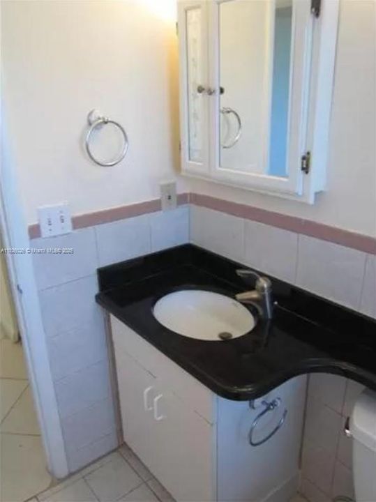 合同活跃: $1,650 (2 贝兹, 1 浴室, 840 平方英尺)