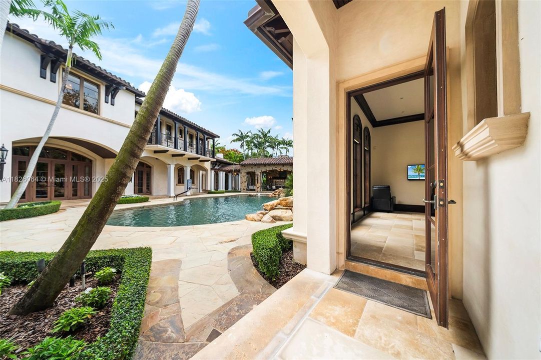 Guest House with Private Entrance