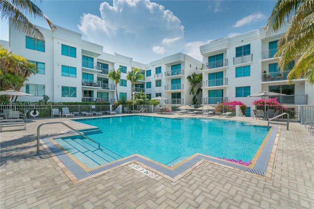 Под контрактом: $620,000 (1 спален, 1 ванн, 686 Квадратных фут)