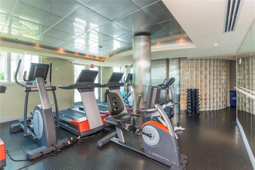 Под контрактом: $620,000 (1 спален, 1 ванн, 686 Квадратных фут)