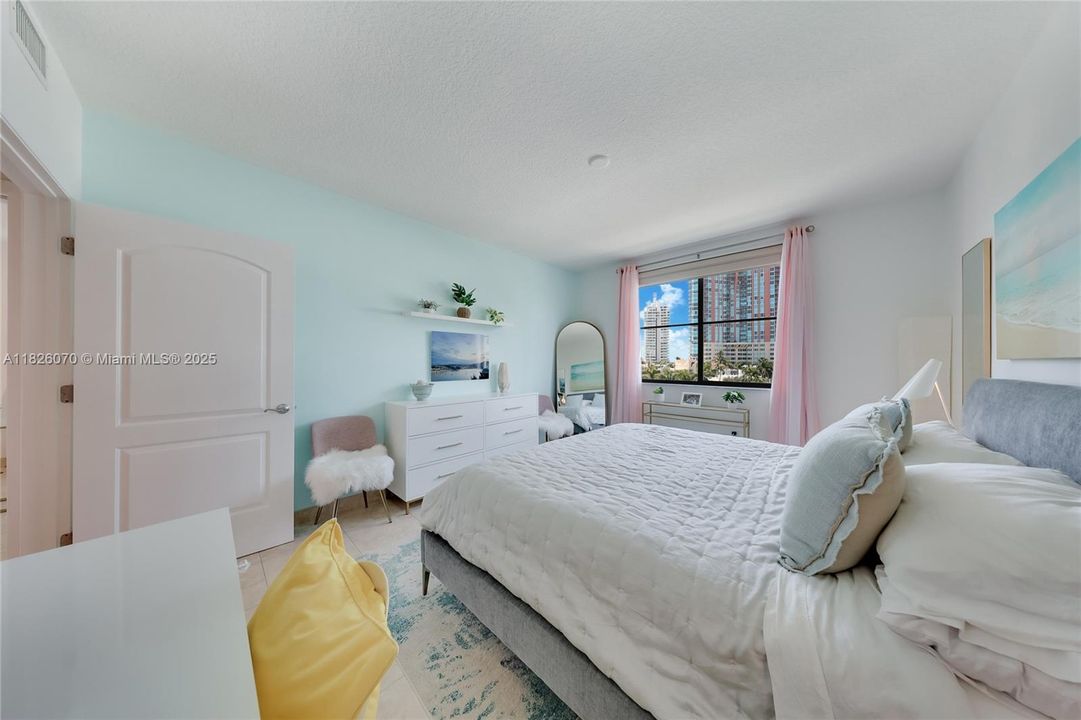 Под контрактом: $620,000 (1 спален, 1 ванн, 686 Квадратных фут)