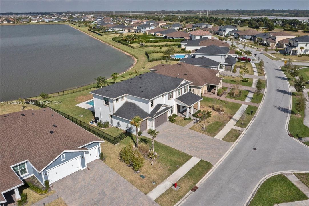 Под контрактом: $1,349,900 (5 спален, 4 ванн, 4012 Квадратных фут)