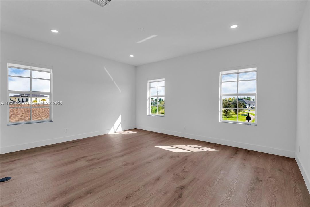 Под контрактом: $1,349,900 (5 спален, 4 ванн, 4012 Квадратных фут)