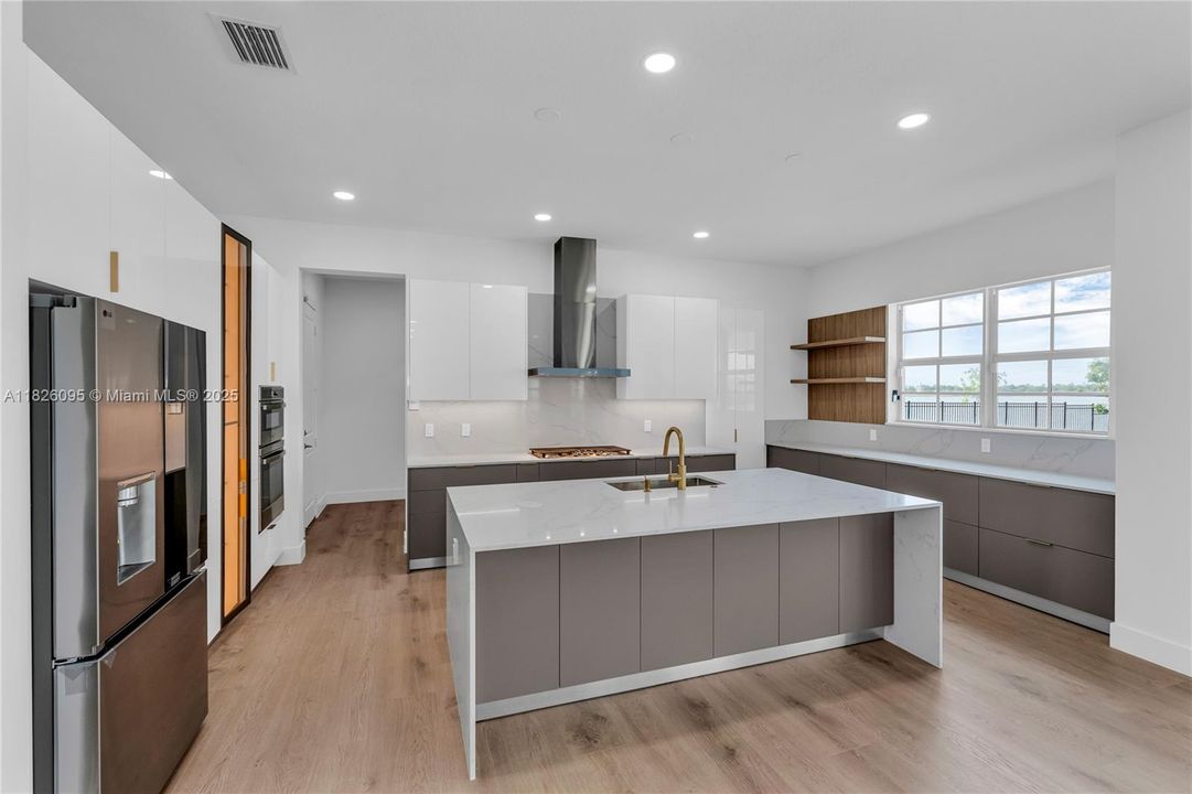 Под контрактом: $1,349,900 (5 спален, 4 ванн, 4012 Квадратных фут)