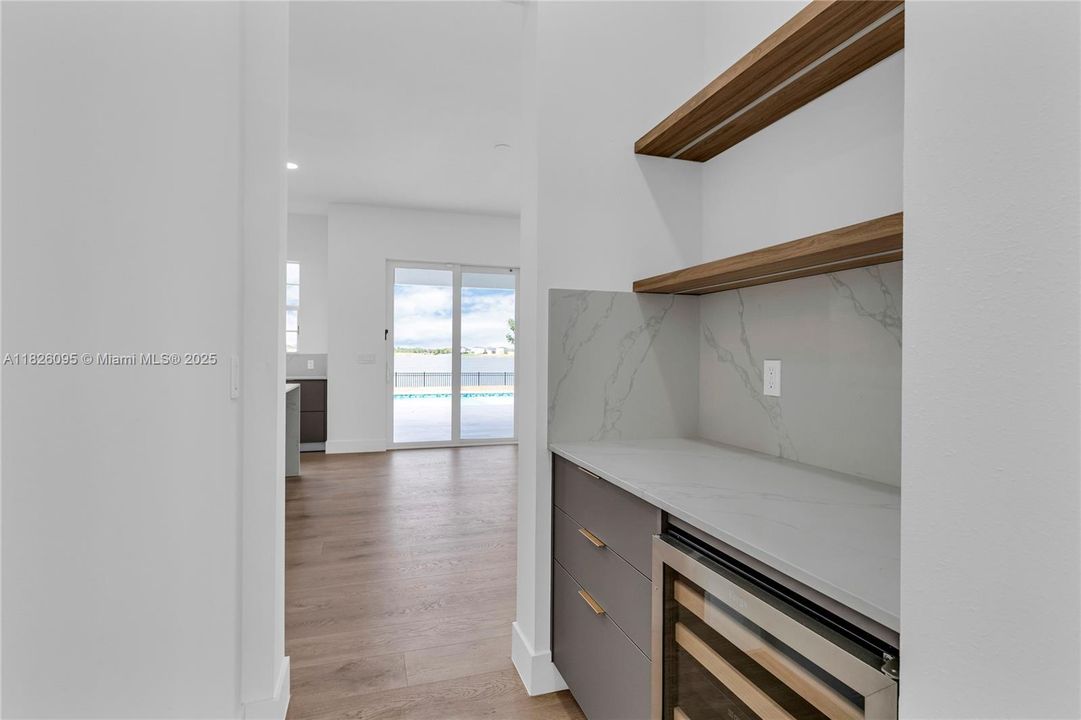 Под контрактом: $1,349,900 (5 спален, 4 ванн, 4012 Квадратных фут)