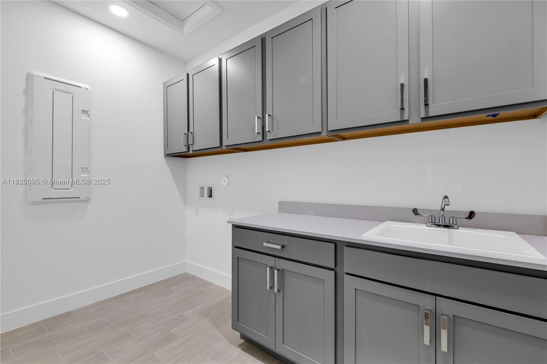 Под контрактом: $1,349,900 (5 спален, 4 ванн, 4012 Квадратных фут)