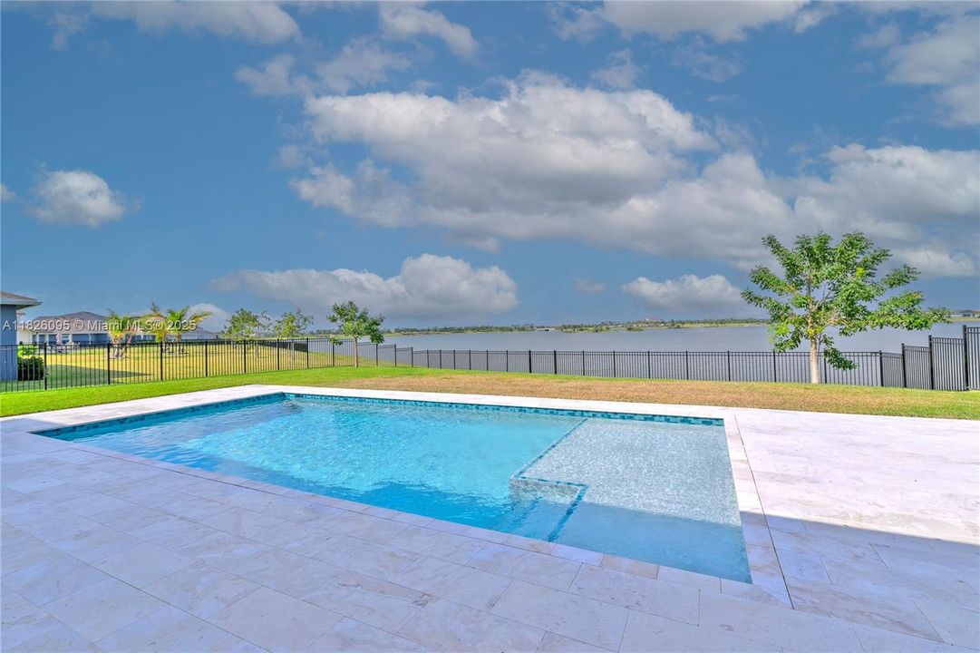 Под контрактом: $1,349,900 (5 спален, 4 ванн, 4012 Квадратных фут)