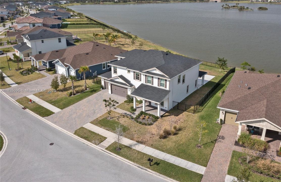 Под контрактом: $1,349,900 (5 спален, 4 ванн, 4012 Квадратных фут)