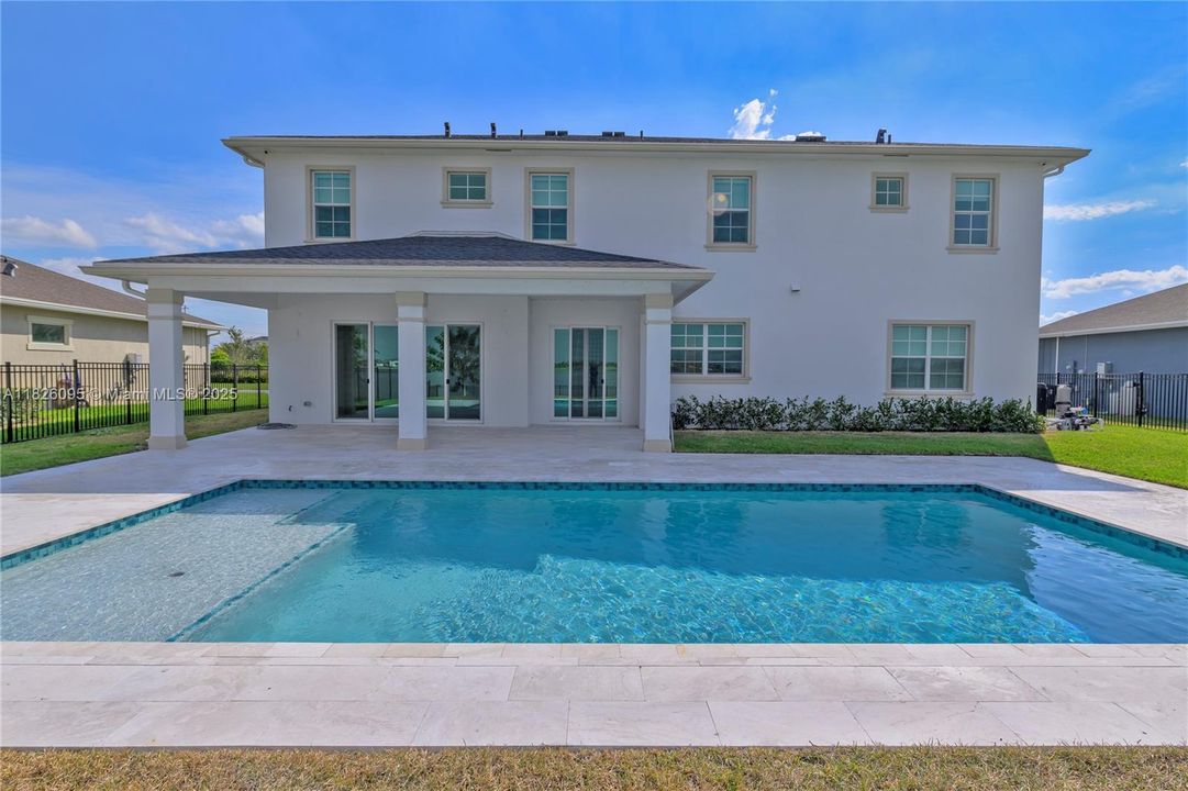 Под контрактом: $1,349,900 (5 спален, 4 ванн, 4012 Квадратных фут)