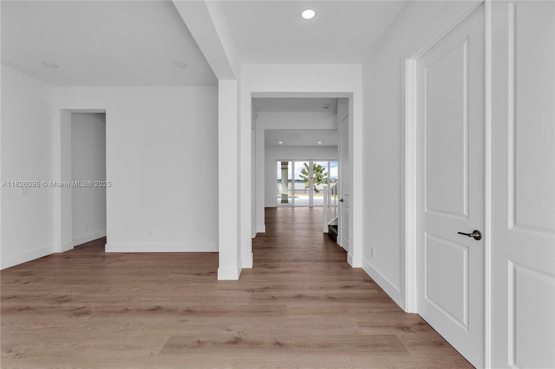 Под контрактом: $1,349,900 (5 спален, 4 ванн, 4012 Квадратных фут)