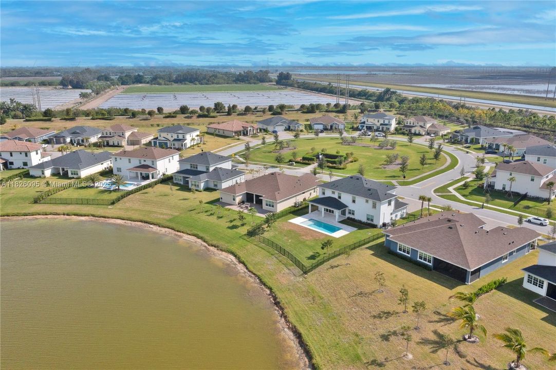 Под контрактом: $1,349,900 (5 спален, 4 ванн, 4012 Квадратных фут)