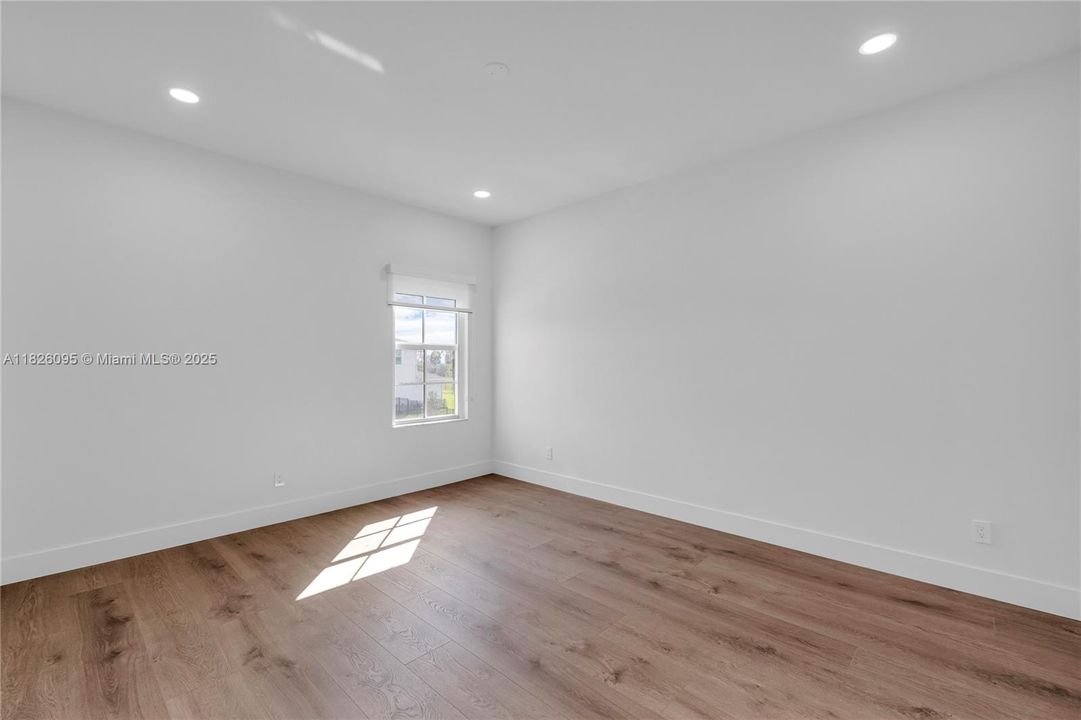 Под контрактом: $1,349,900 (5 спален, 4 ванн, 4012 Квадратных фут)