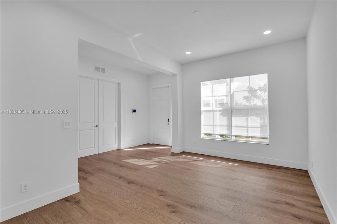 Под контрактом: $1,349,900 (5 спален, 4 ванн, 4012 Квадратных фут)