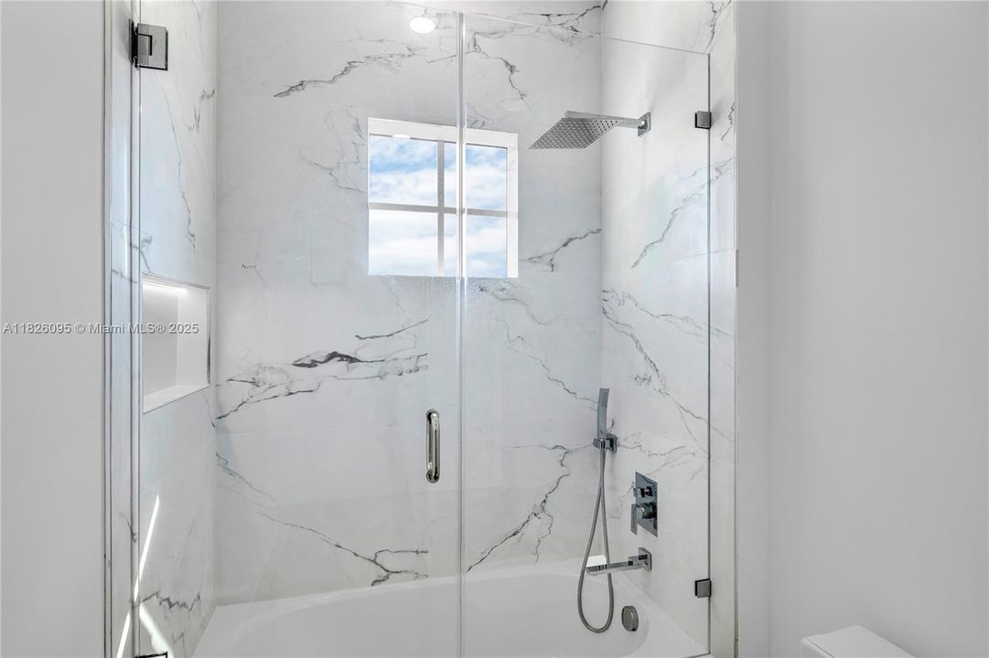 Под контрактом: $1,349,900 (5 спален, 4 ванн, 4012 Квадратных фут)