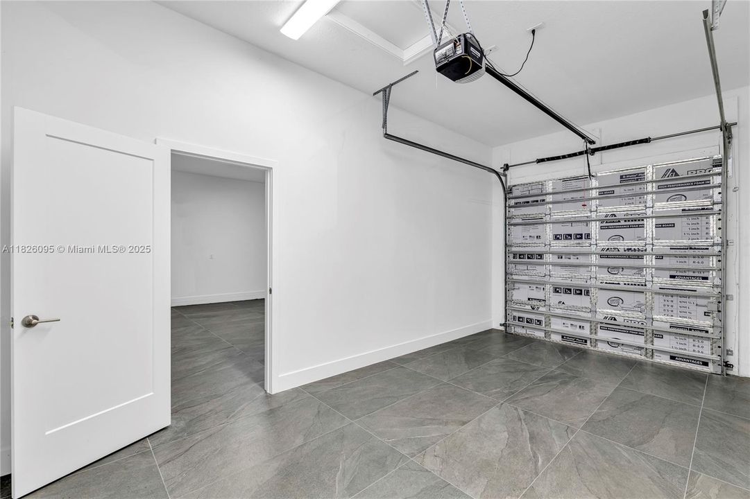 Под контрактом: $1,349,900 (5 спален, 4 ванн, 4012 Квадратных фут)