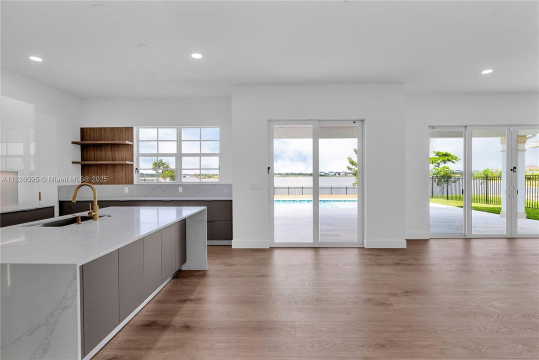 Под контрактом: $1,349,900 (5 спален, 4 ванн, 4012 Квадратных фут)