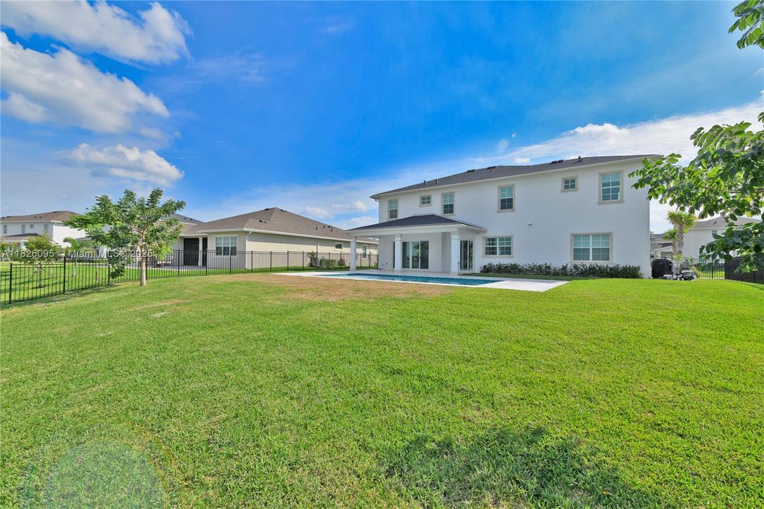 Под контрактом: $1,349,900 (5 спален, 4 ванн, 4012 Квадратных фут)