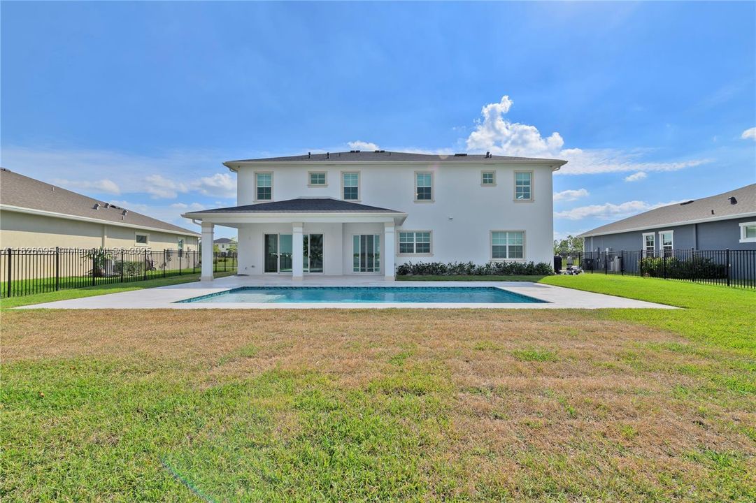 Под контрактом: $1,349,900 (5 спален, 4 ванн, 4012 Квадратных фут)