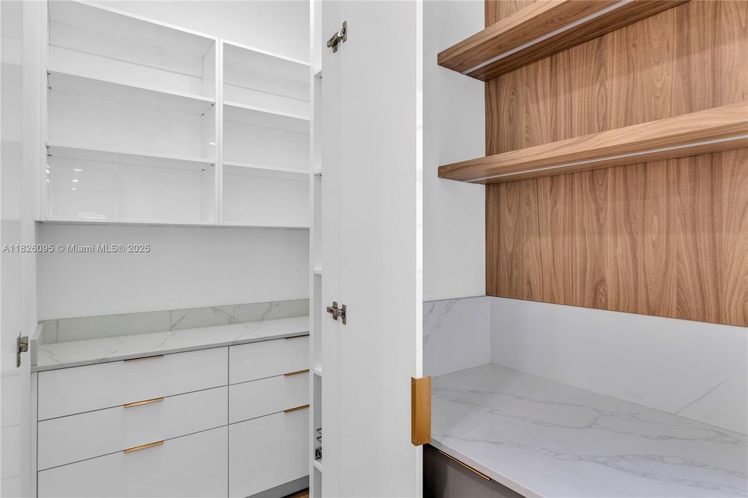 Под контрактом: $1,349,900 (5 спален, 4 ванн, 4012 Квадратных фут)