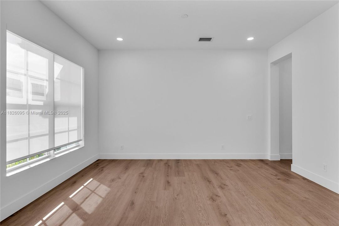 Под контрактом: $1,349,900 (5 спален, 4 ванн, 4012 Квадратных фут)