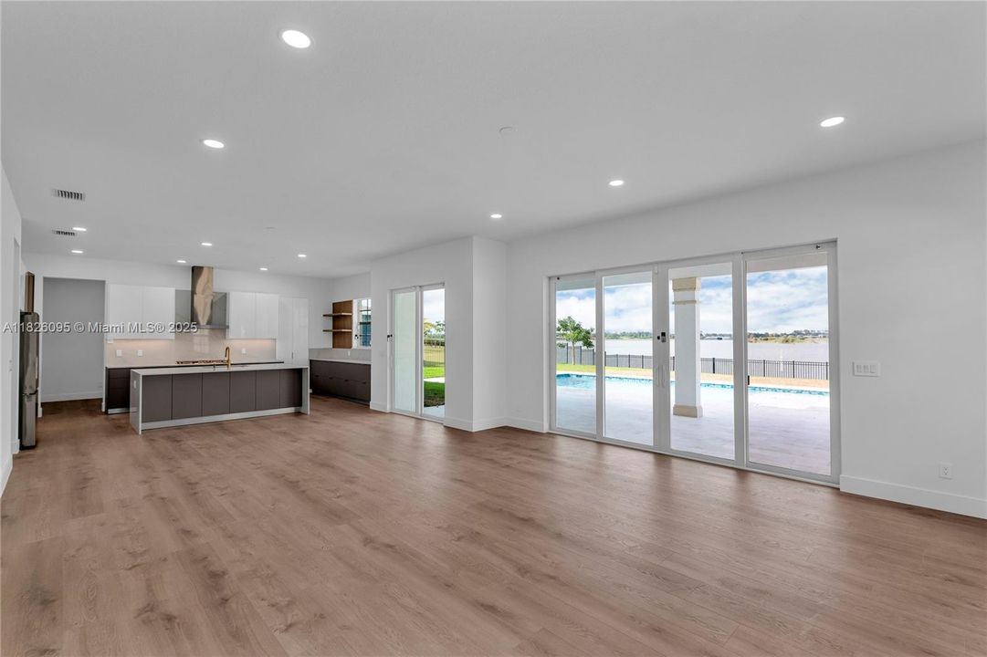 Под контрактом: $1,349,900 (5 спален, 4 ванн, 4012 Квадратных фут)