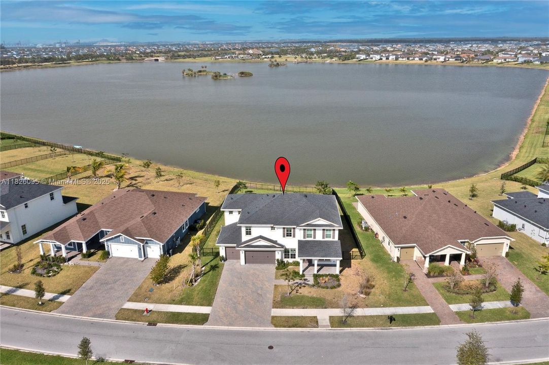 Под контрактом: $1,349,900 (5 спален, 4 ванн, 4012 Квадратных фут)