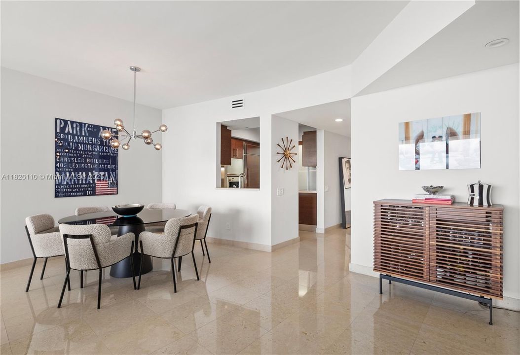 En Venta: $2,695,000 (2 camas, 2 baños, 1750 Pies cuadrados)