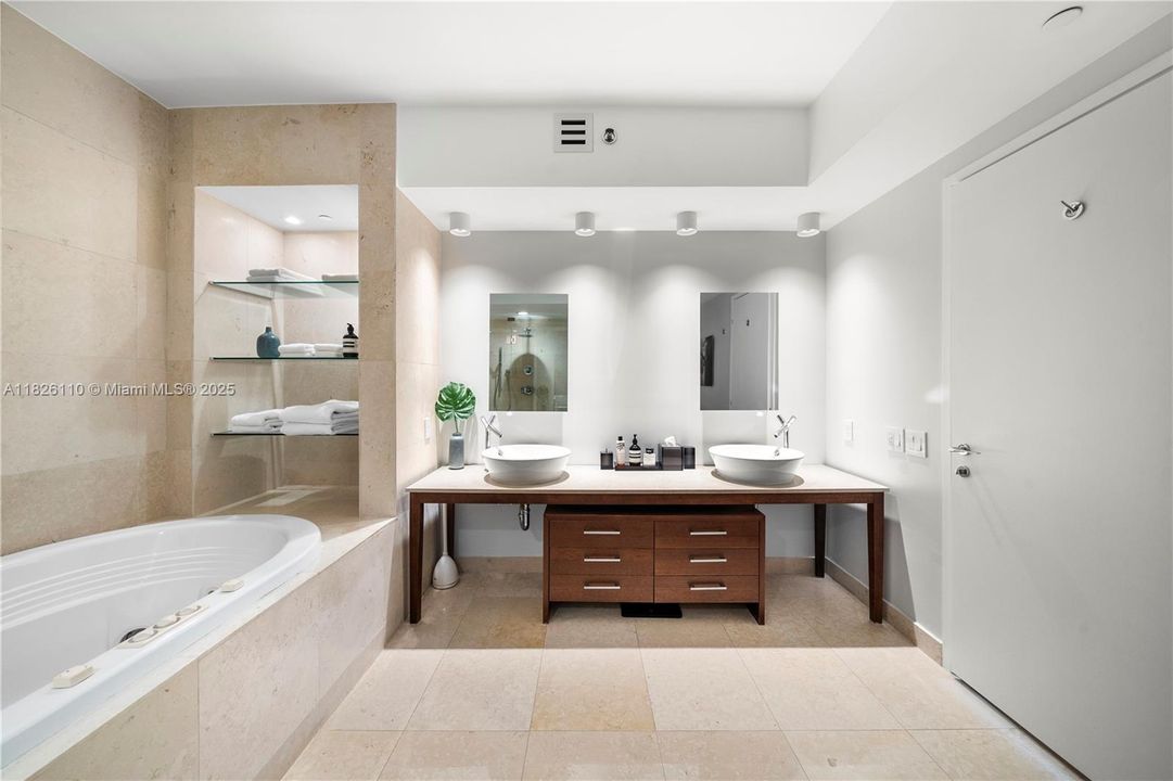 En Venta: $2,695,000 (2 camas, 2 baños, 1750 Pies cuadrados)