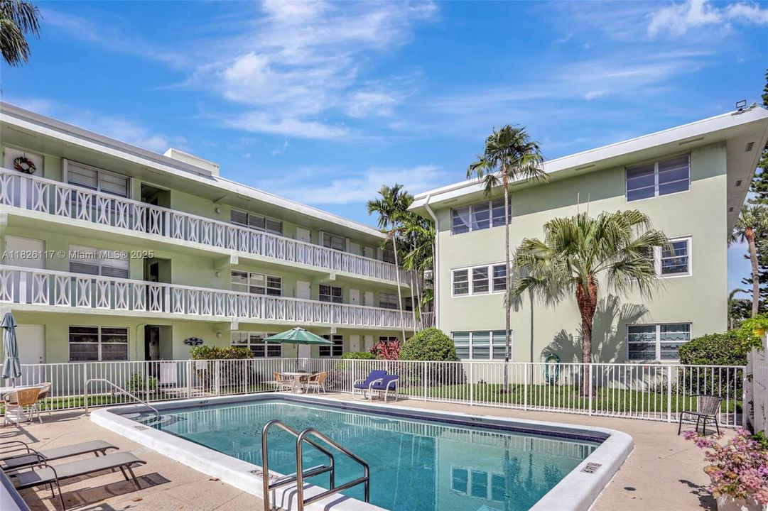 На продажу: $235,000 (2 спален, 2 ванн, 800 Квадратных фут)