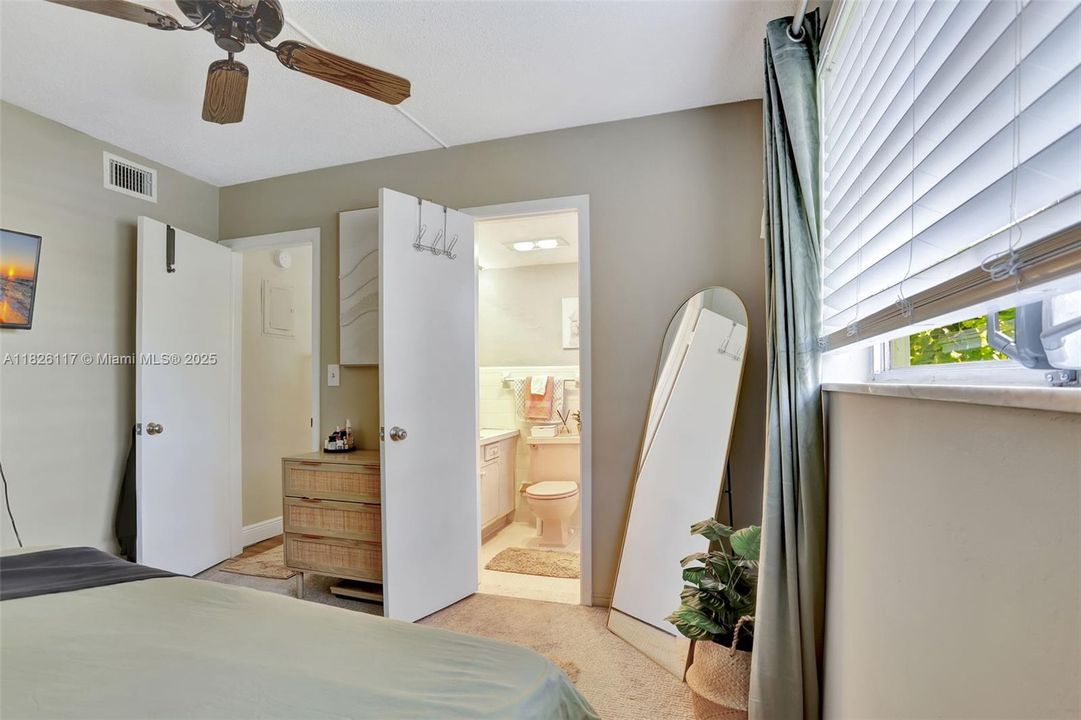 На продажу: $235,000 (2 спален, 2 ванн, 800 Квадратных фут)