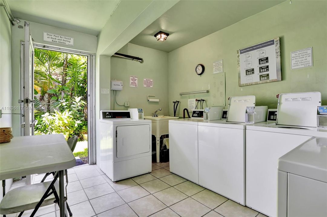 На продажу: $235,000 (2 спален, 2 ванн, 800 Квадратных фут)