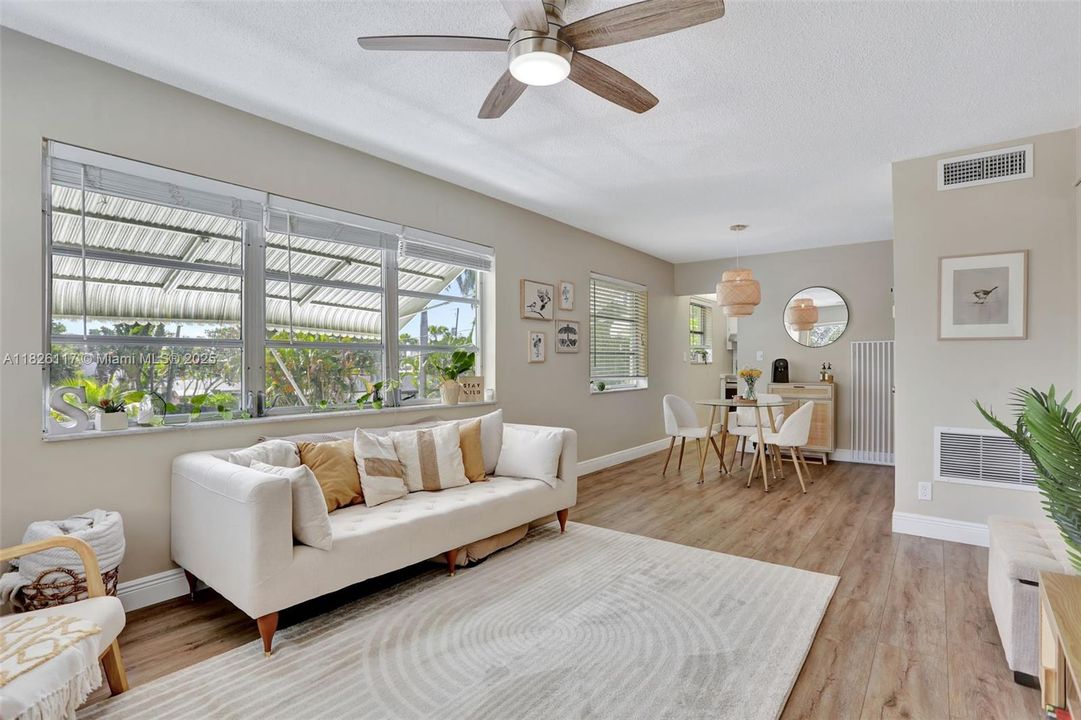 На продажу: $235,000 (2 спален, 2 ванн, 800 Квадратных фут)