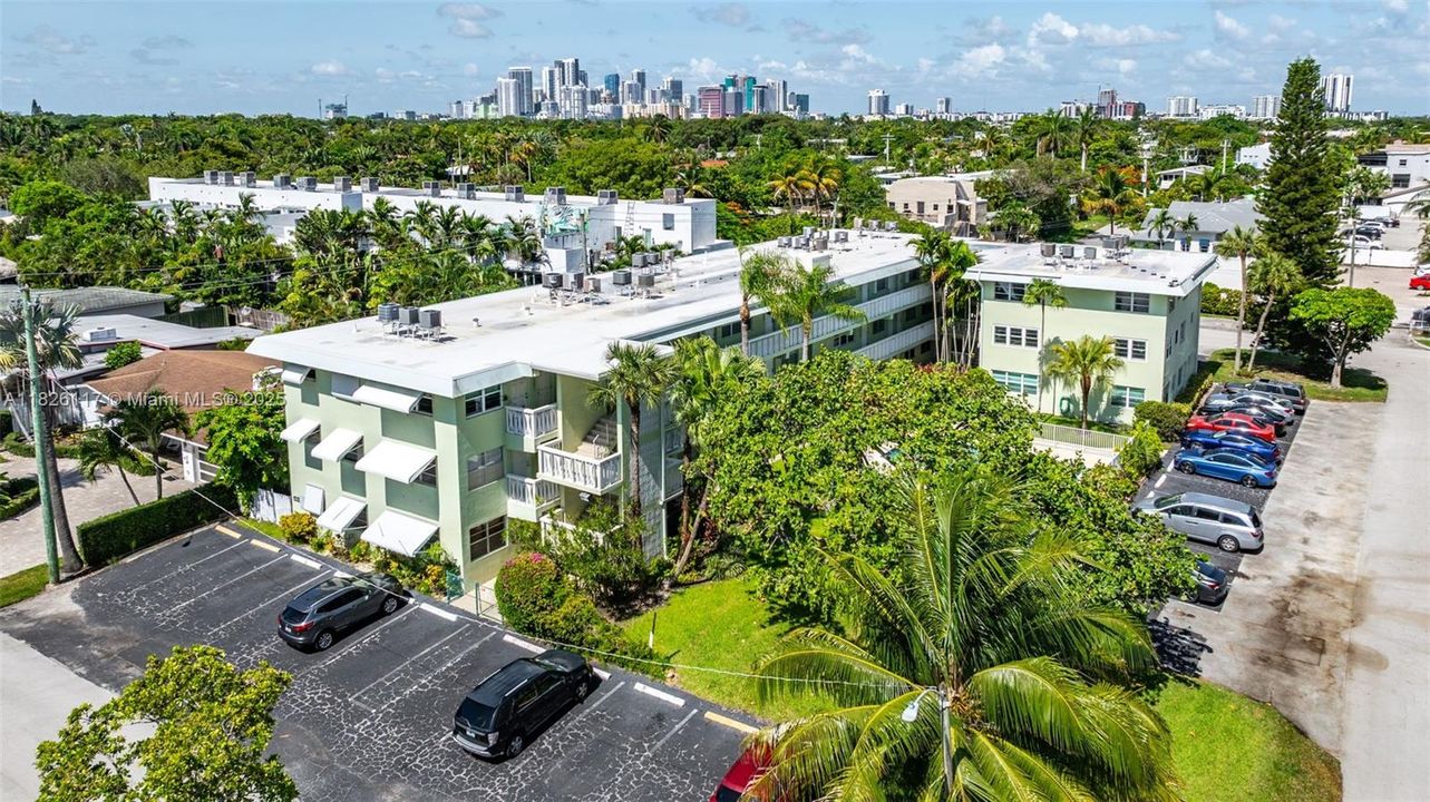 На продажу: $235,000 (2 спален, 2 ванн, 800 Квадратных фут)