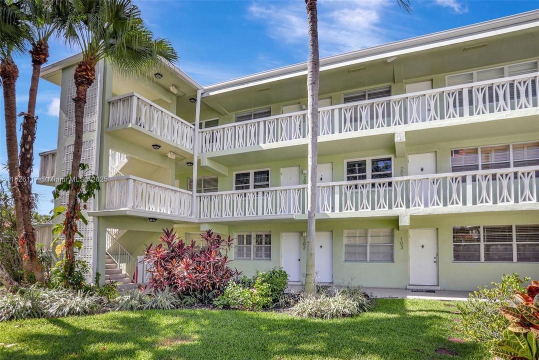 На продажу: $235,000 (2 спален, 2 ванн, 800 Квадратных фут)