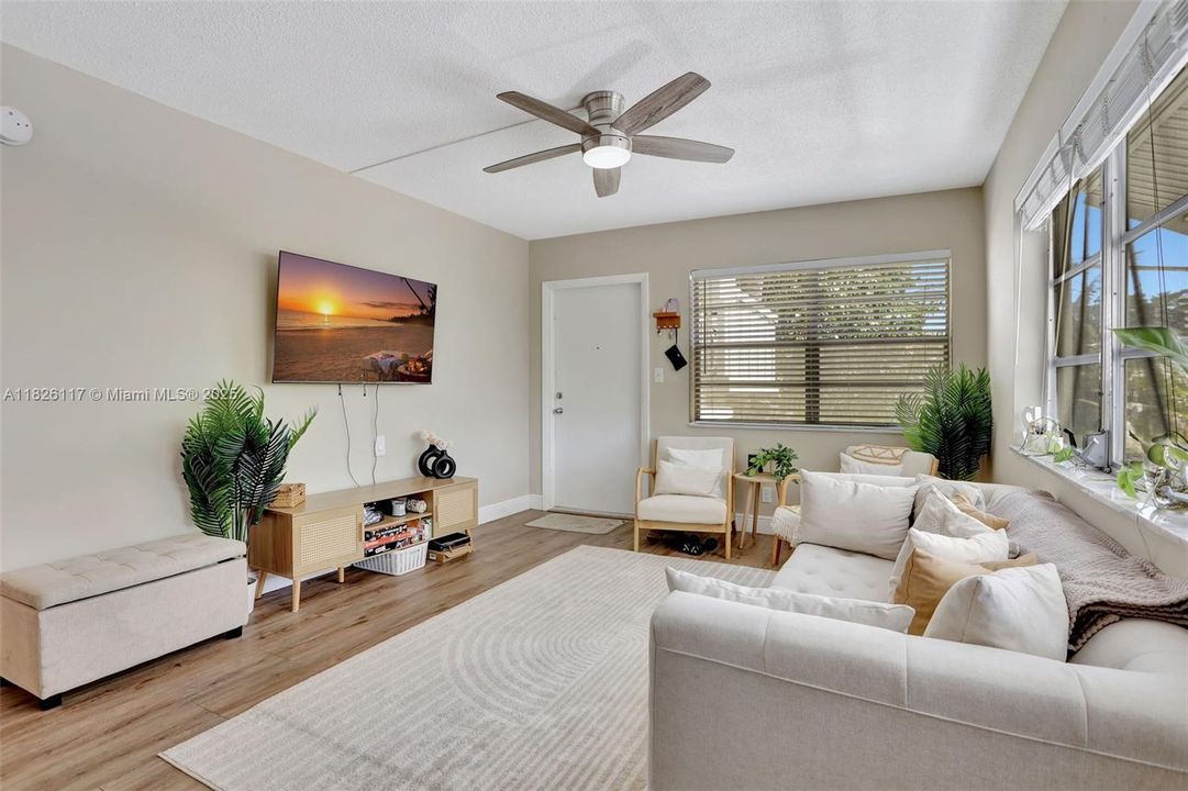 На продажу: $235,000 (2 спален, 2 ванн, 800 Квадратных фут)