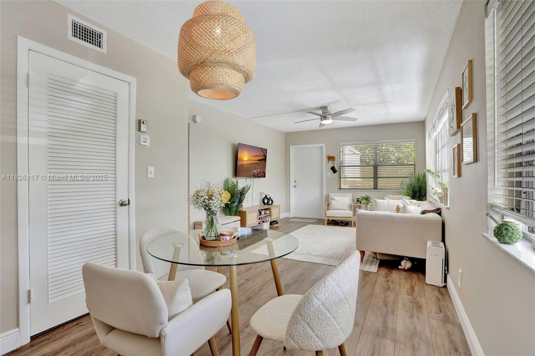 На продажу: $235,000 (2 спален, 2 ванн, 800 Квадратных фут)