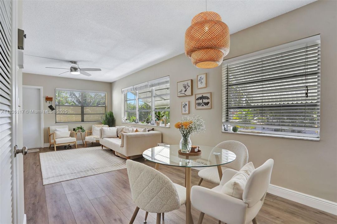 На продажу: $235,000 (2 спален, 2 ванн, 800 Квадратных фут)