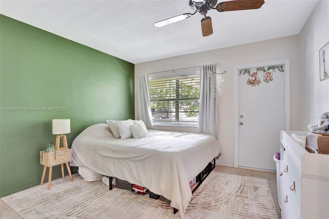 На продажу: $235,000 (2 спален, 2 ванн, 800 Квадратных фут)