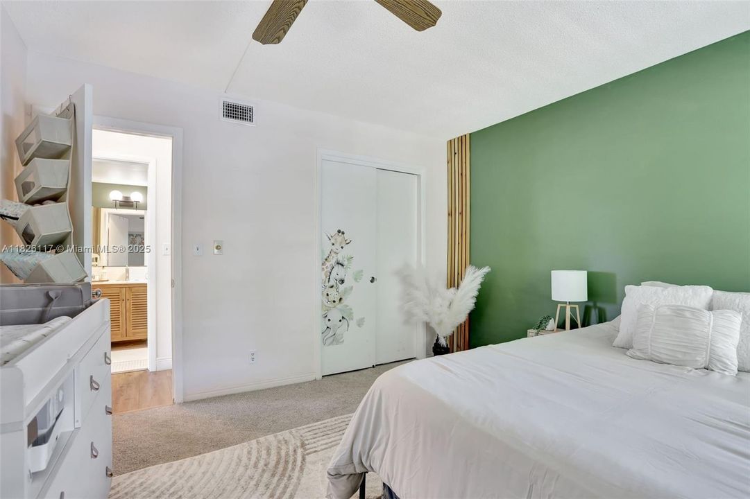 На продажу: $235,000 (2 спален, 2 ванн, 800 Квадратных фут)