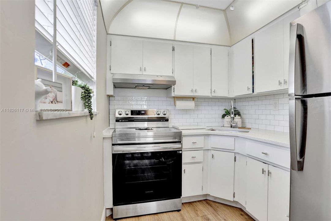 На продажу: $235,000 (2 спален, 2 ванн, 800 Квадратных фут)