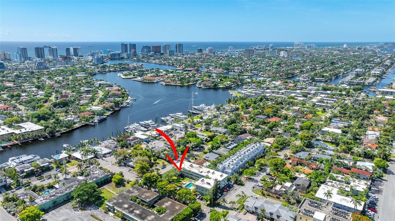 На продажу: $235,000 (2 спален, 2 ванн, 800 Квадратных фут)