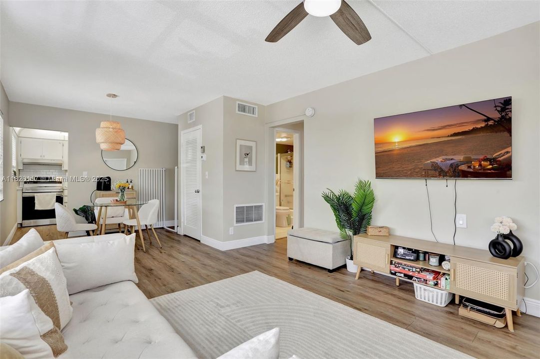 На продажу: $235,000 (2 спален, 2 ванн, 800 Квадратных фут)