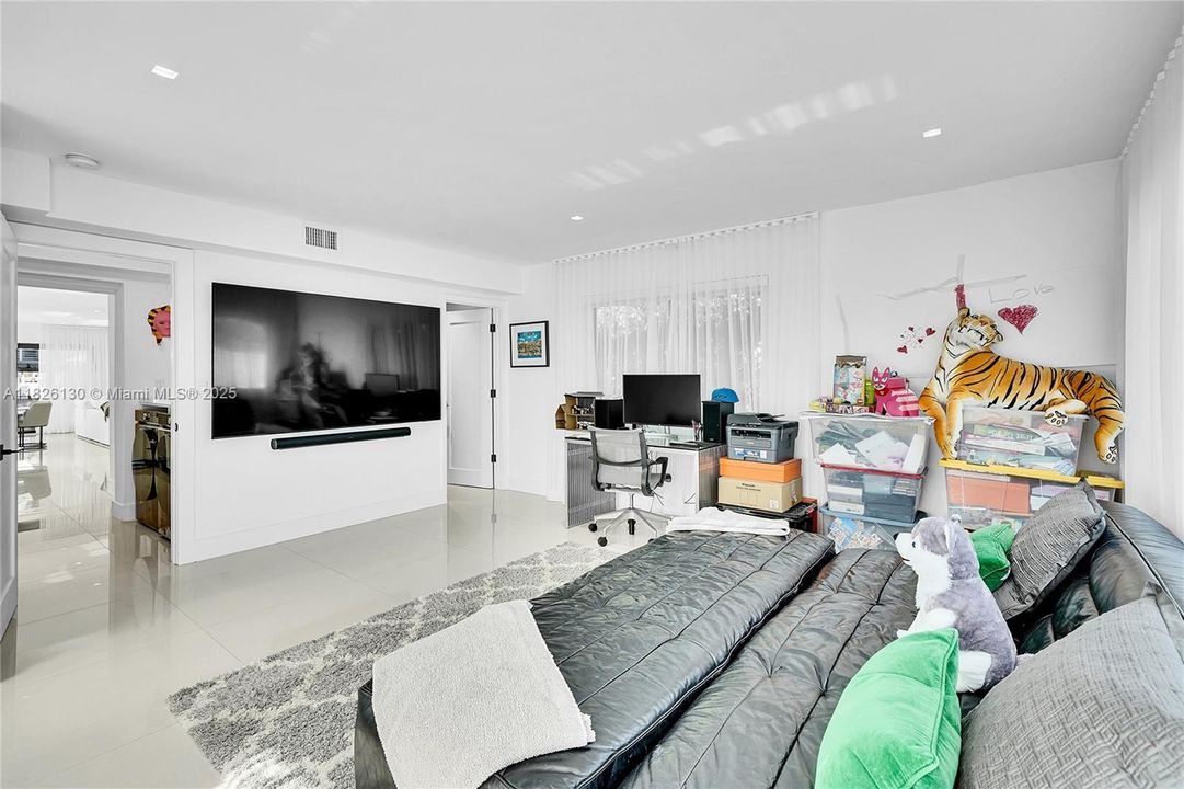 Recently Sold: $1,849,000 (3 beds, 3 baths, 1702 Square Feet)