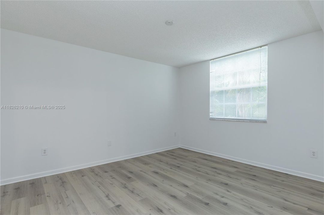 Недавно продано: $299,000 (2 спален, 2 ванн, 1100 Квадратных фут)