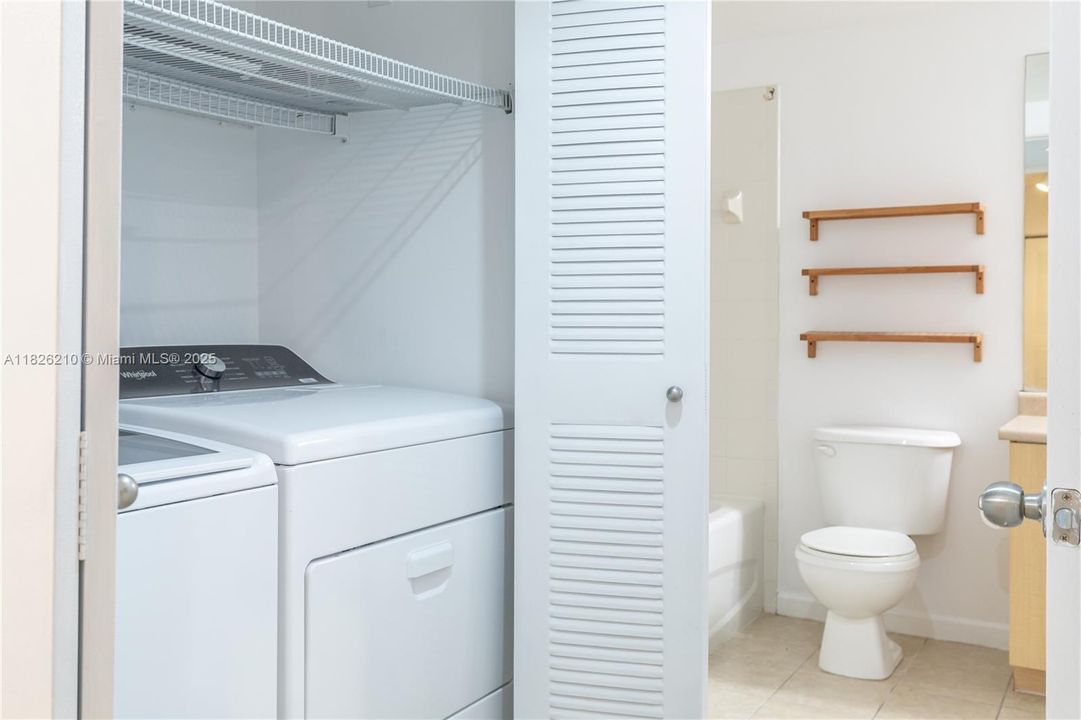 Недавно продано: $299,000 (2 спален, 2 ванн, 1100 Квадратных фут)