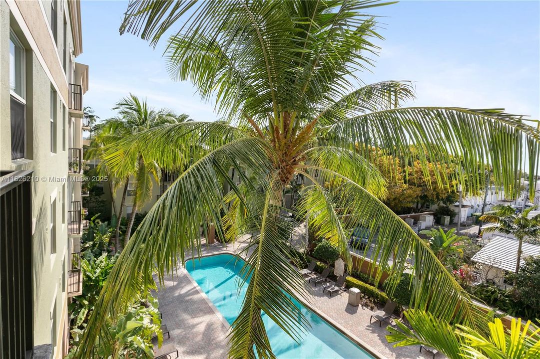 Недавно продано: $299,000 (2 спален, 2 ванн, 1100 Квадратных фут)