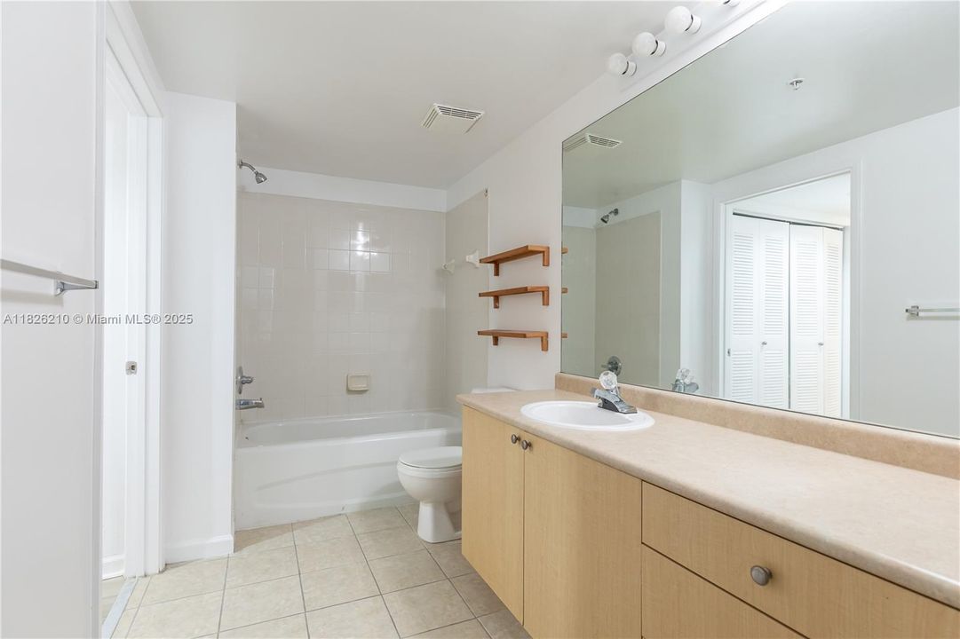 Недавно продано: $299,000 (2 спален, 2 ванн, 1100 Квадратных фут)