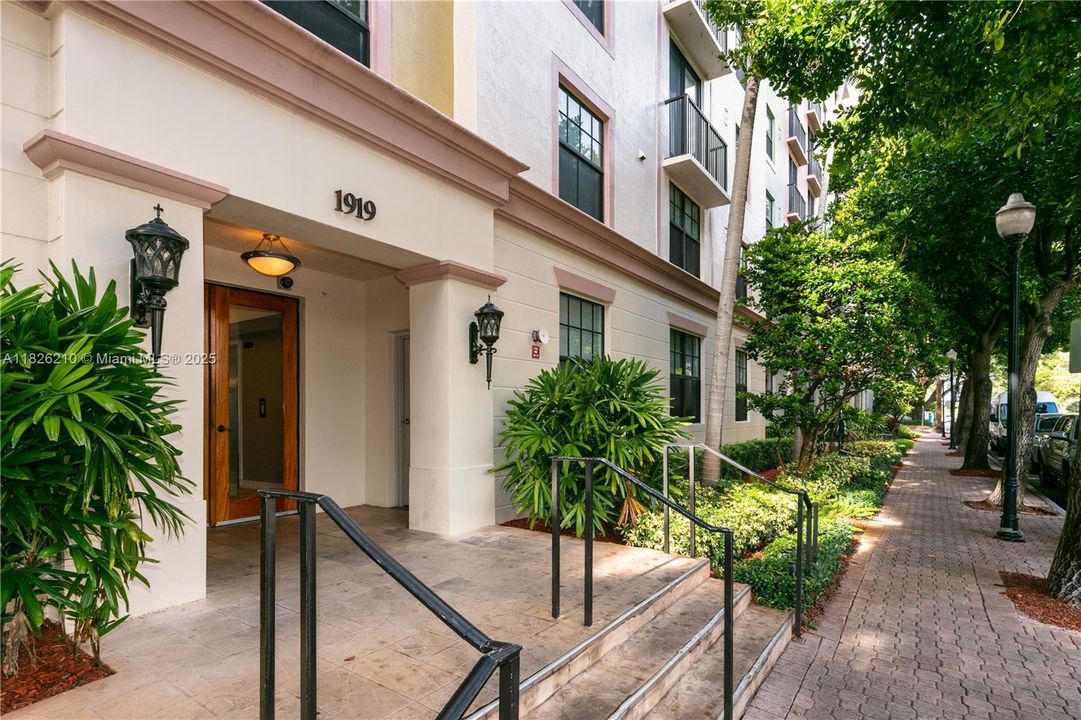 Недавно продано: $299,000 (2 спален, 2 ванн, 1100 Квадратных фут)